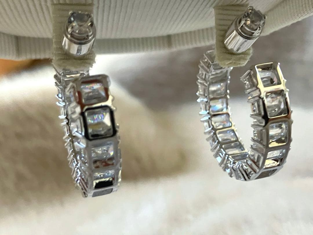 【未使用に限りなく近い】スワロフスキー　フープピアス　シルバー