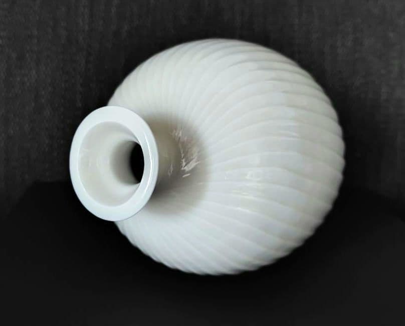 金井正　牙白磁彫文花瓶　師人間国宝清水卯一