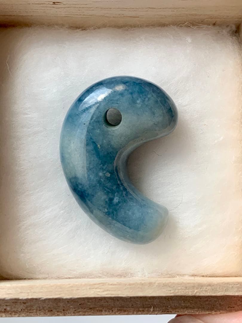 最上級　茄子紺　入りコン沢青翡翠　勾玉　糸魚川翡翠　コン沢勾玉　ひすい　ヒスイ