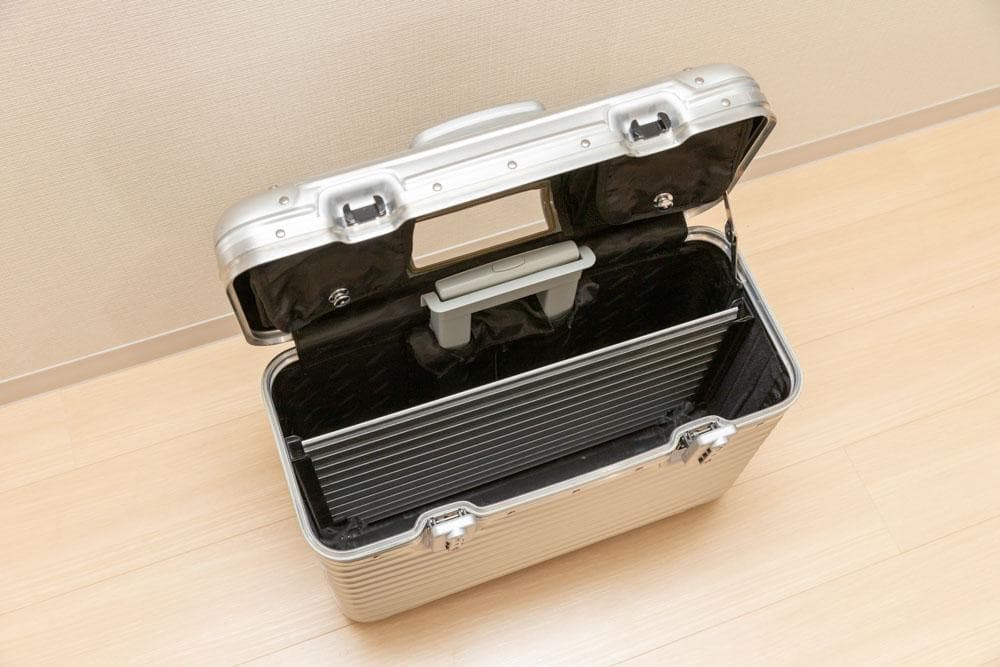 リモワ　パイロット　トロリー2輪 29L機内持込できます カナダ製