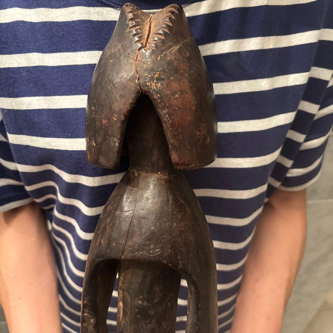 ナイジェリアアンティーク　鳥がモチーフになった芸術的な特大の木彫り彫刻