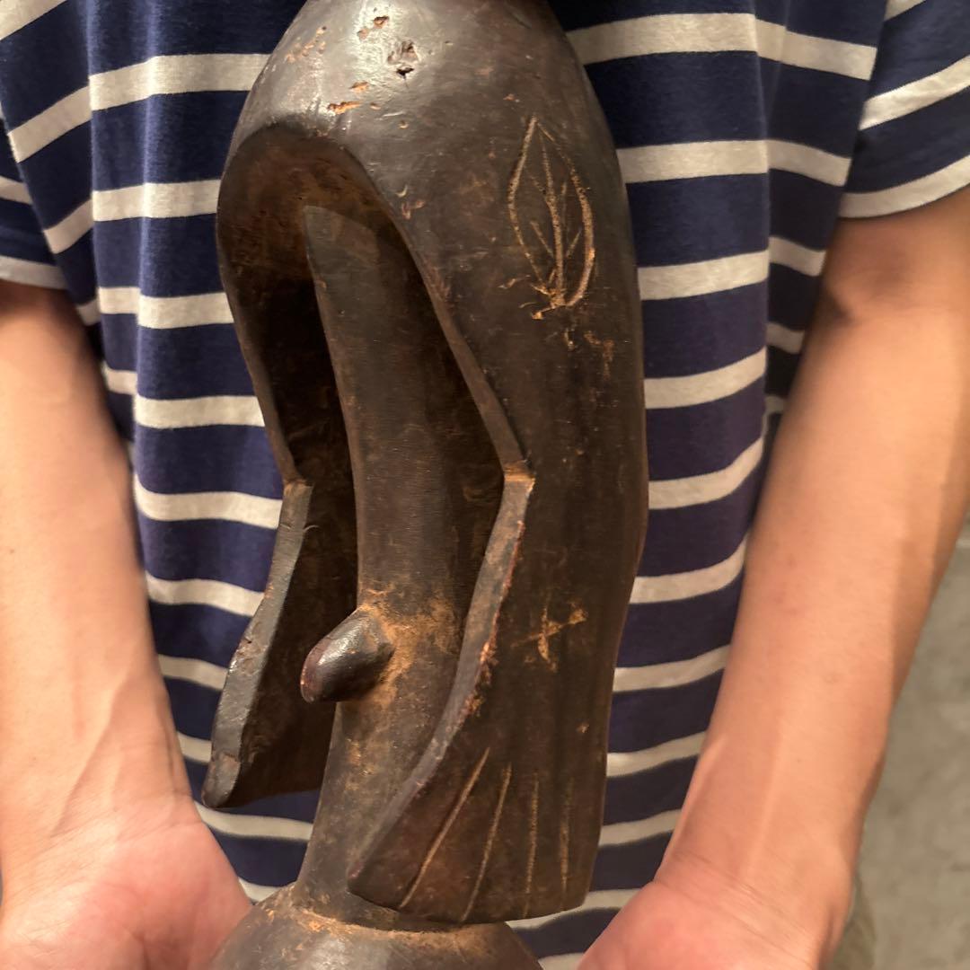 ナイジェリアアンティーク　鳥がモチーフになった芸術的な特大の木彫り彫刻