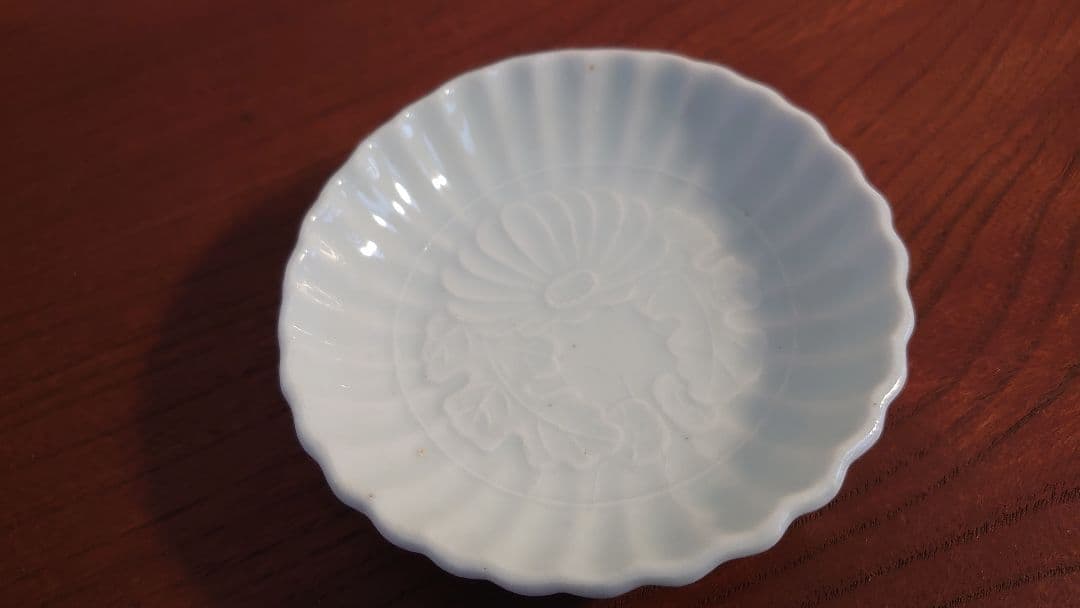 白磁　李朝　朝鮮陶器　陽刻　華の図　アンティーク李朝　古伊万里　初期伊万里　１客