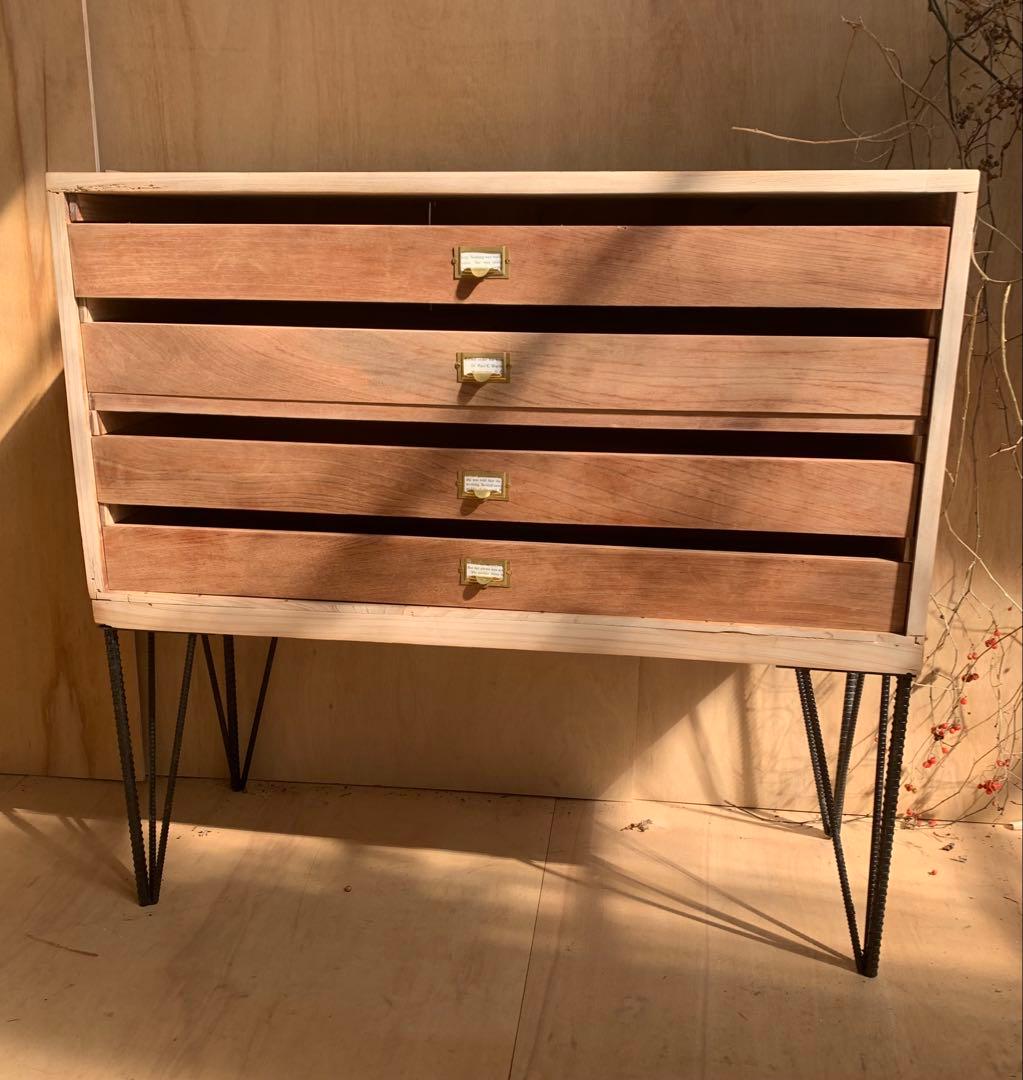 古家具アイアンレッグ4段トレーチェストネームプレート引手　収納陳列棚アンティーク