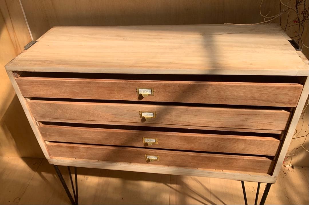 古家具アイアンレッグ4段トレーチェストネームプレート引手　収納陳列棚アンティーク