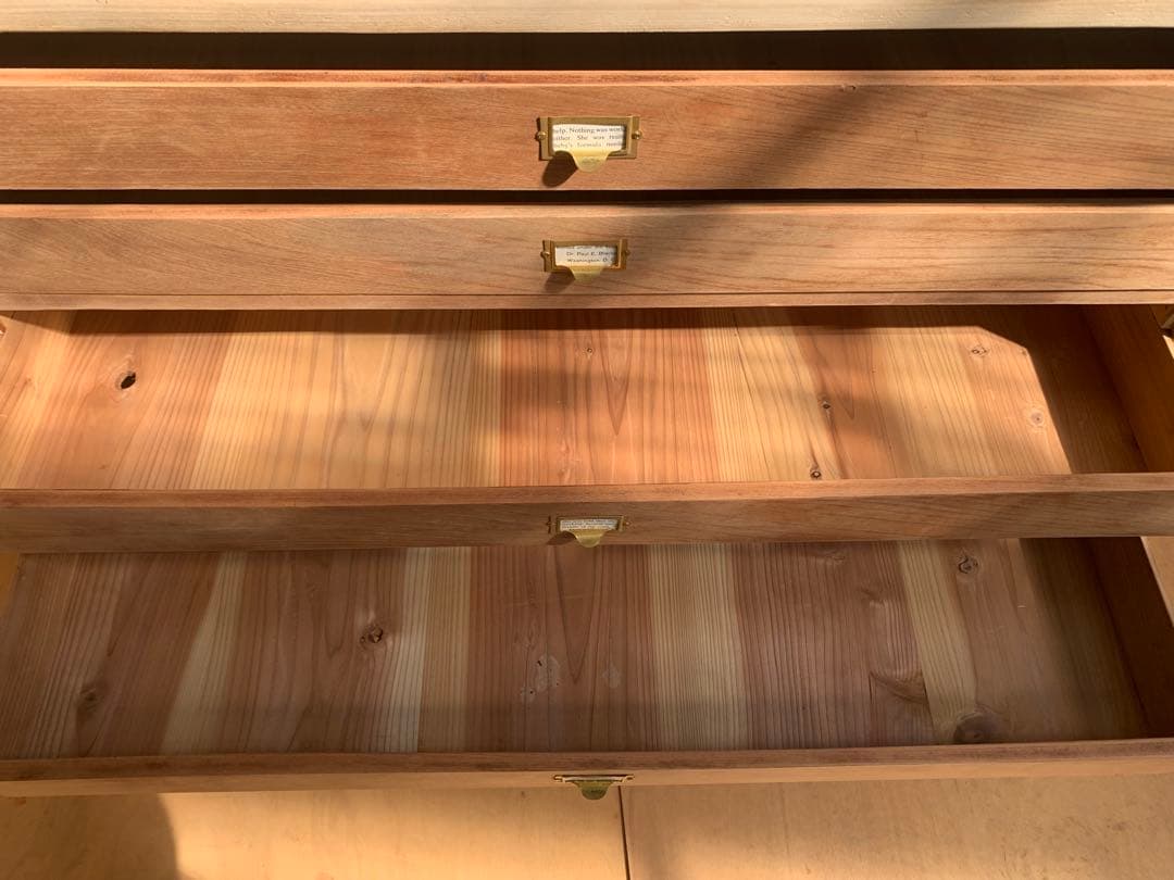 古家具アイアンレッグ4段トレーチェストネームプレート引手　収納陳列棚アンティーク