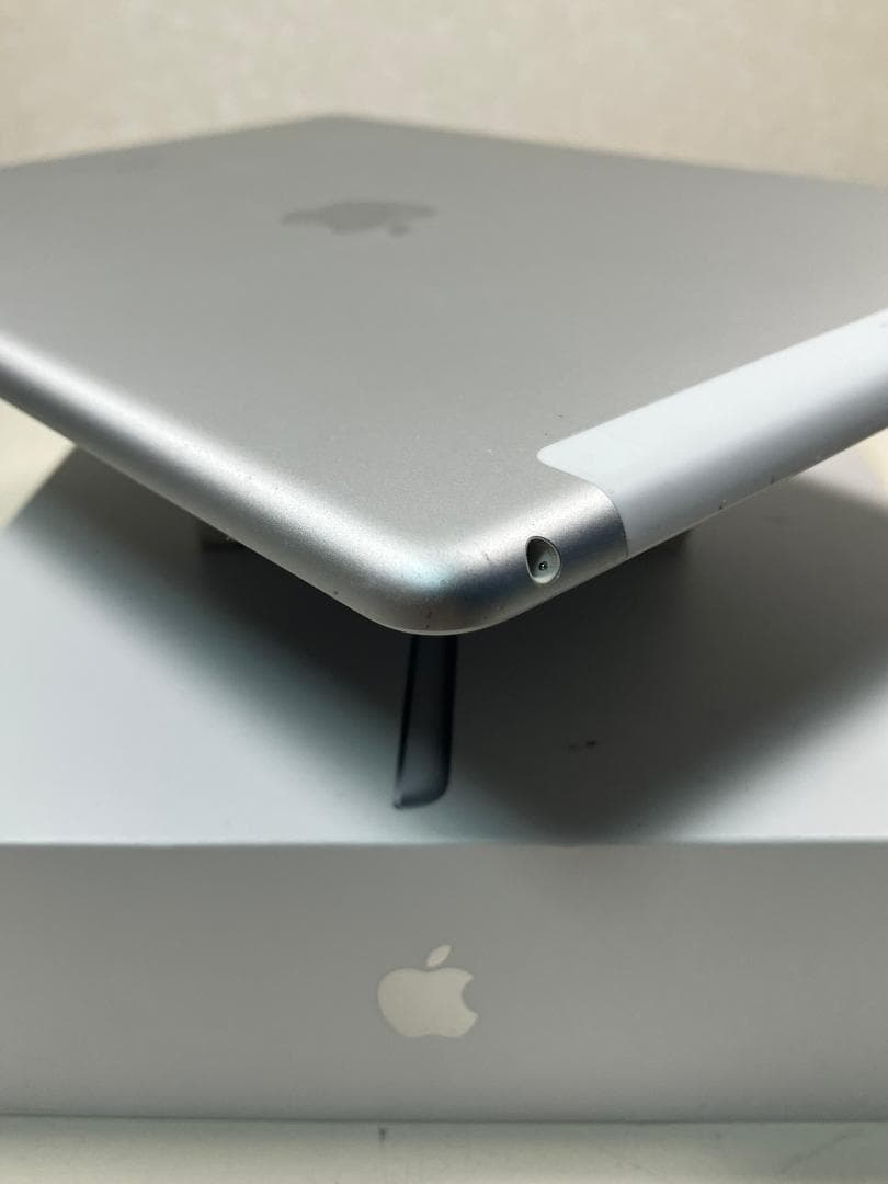 iPad 7世代　32GB シルバー　セルラー カバーガラス付