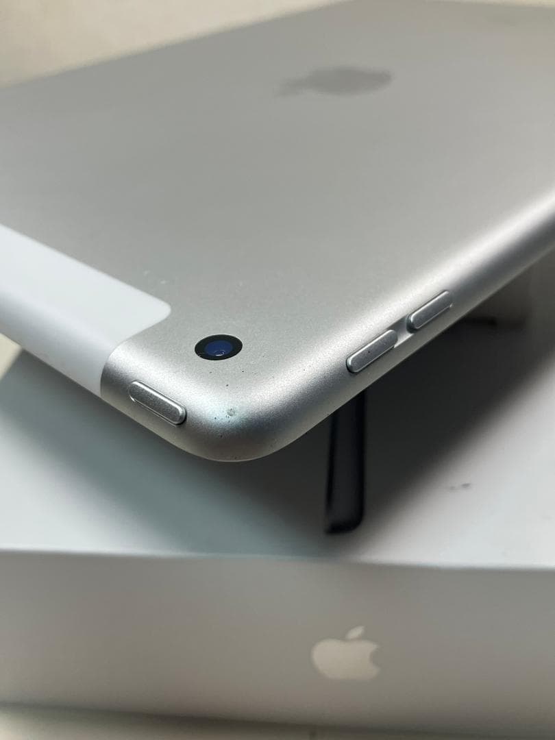 iPad 7世代　32GB シルバー　セルラー カバーガラス付