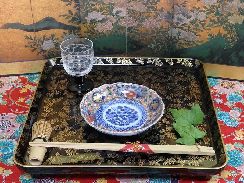 大聖寺伊万里　金襴手　菊花四方襷紋に牡丹の図　４寸皿２枚　E359 AS-CWo