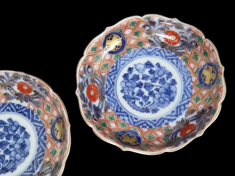 大聖寺伊万里　金襴手　菊花四方襷紋に牡丹の図　４寸皿２枚　E359 AS-CWo