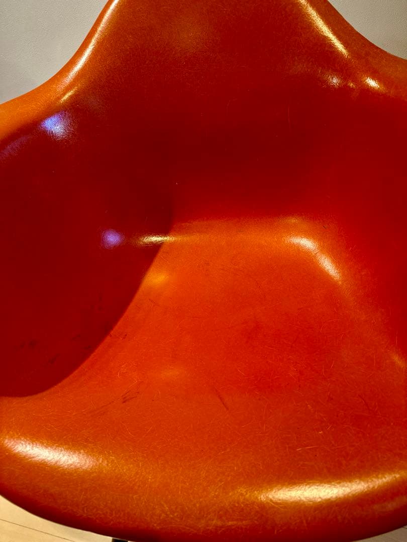 ビンテージ　イームズ　ハーマンミラー　オレンジ アームチェア 木製脚 小傷あり
