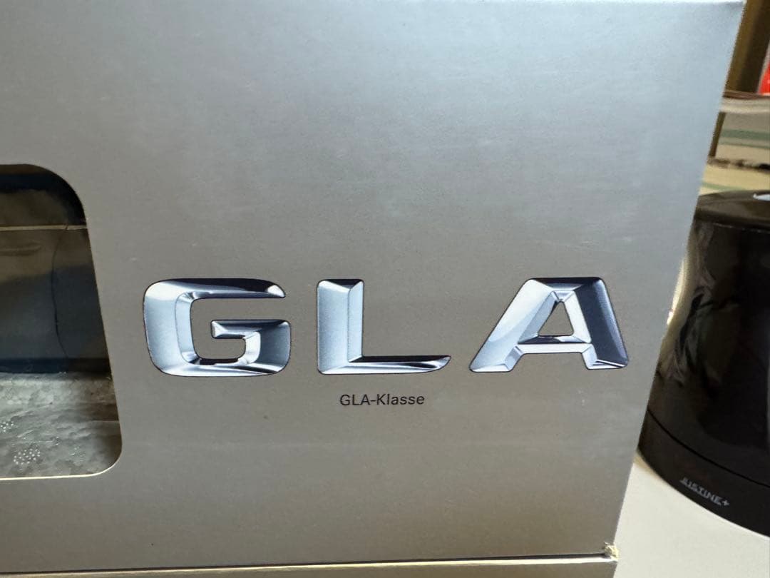 Mercedes-Benz GLA-Klasse ミニカー グレー1/18