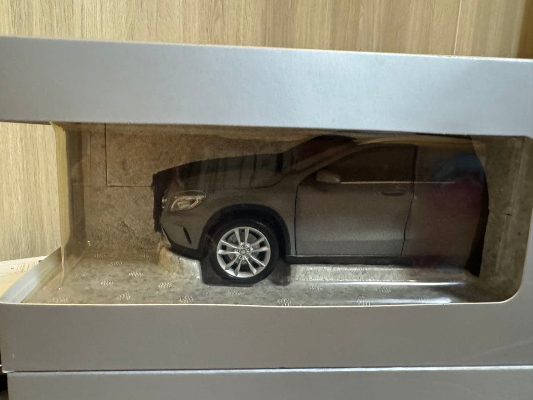 Mercedes-Benz GLA-Klasse ミニカー グレー1/18