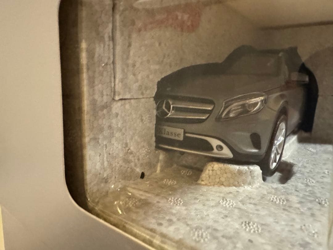 Mercedes-Benz GLA-Klasse ミニカー グレー1/18