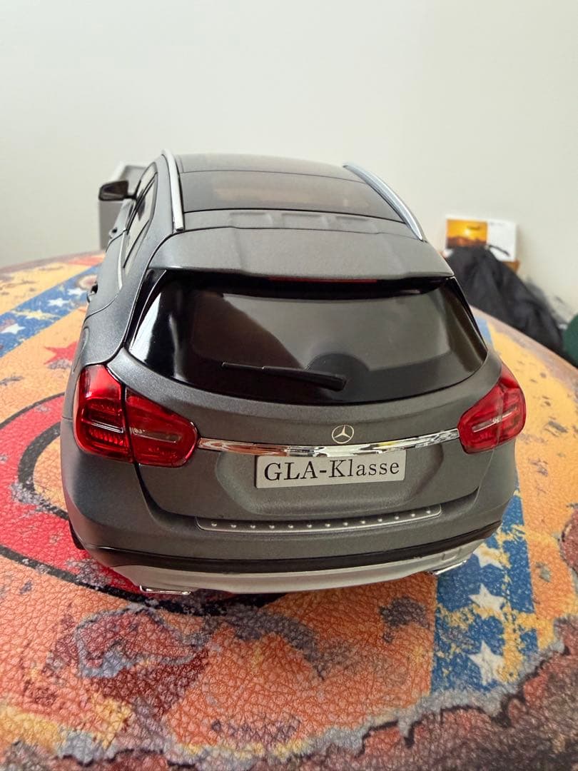 Mercedes-Benz GLA-Klasse ミニカー グレー1/18