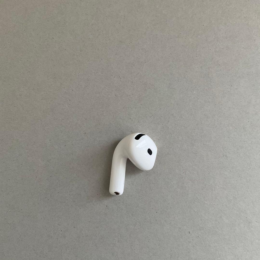 AirPods4ノイズキャンセル搭載　本体と左耳