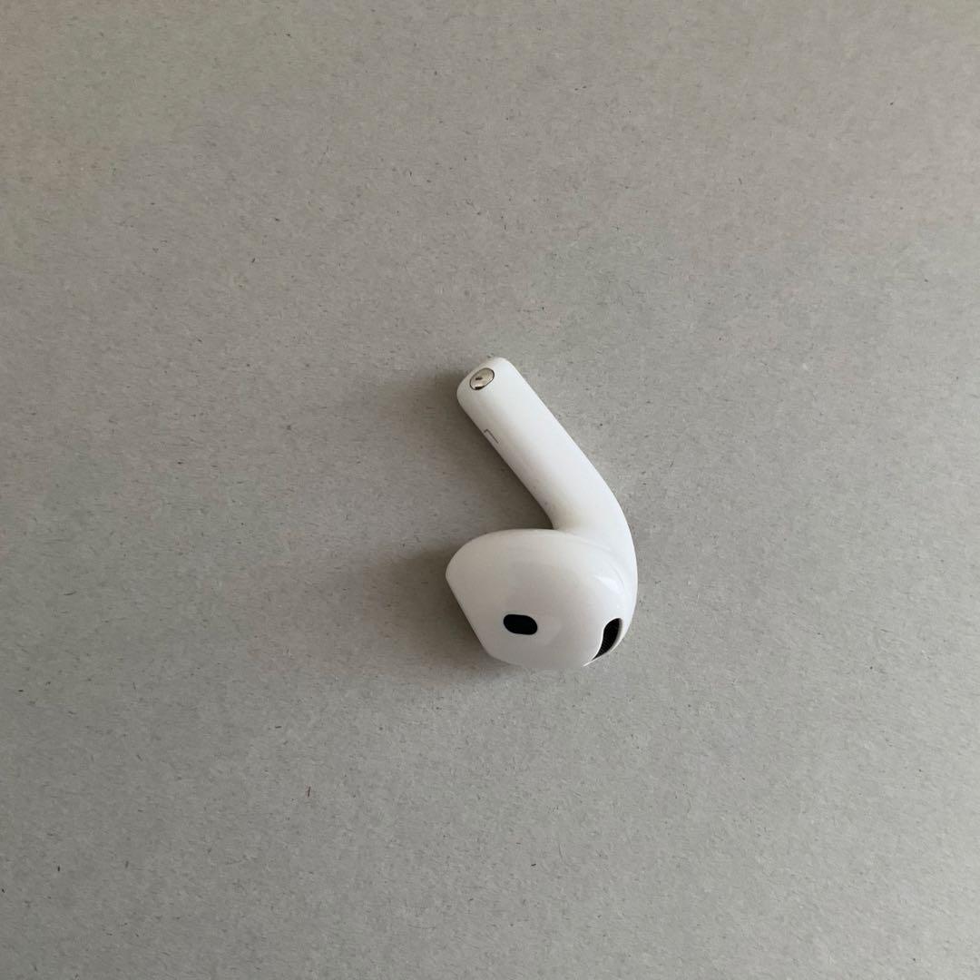 AirPods4ノイズキャンセル搭載　本体と左耳
