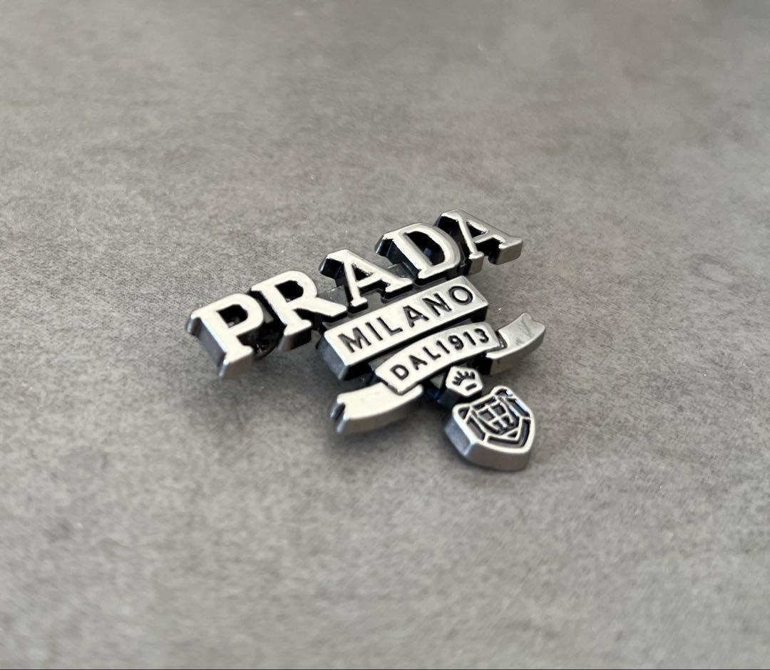 PRADA プラダ　ノベルティ　ブローチ