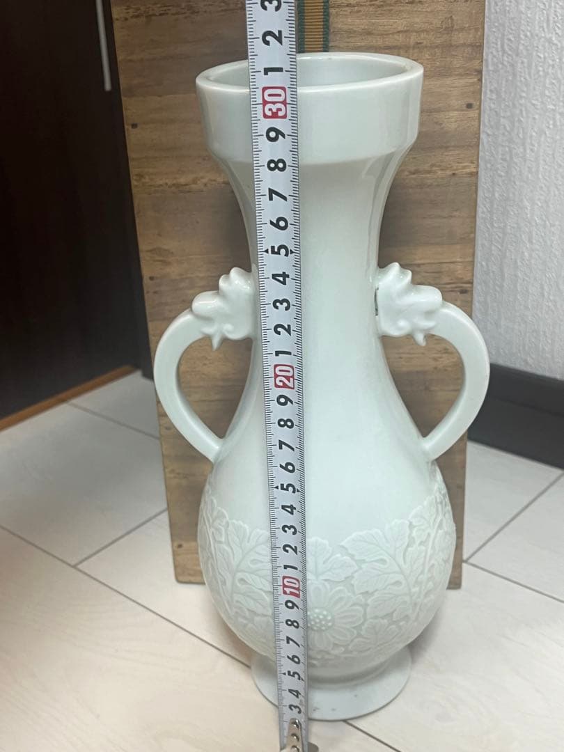 十二代　酒井田　柿右衛門　 太白菊浮上龍手　花瓶　骨董