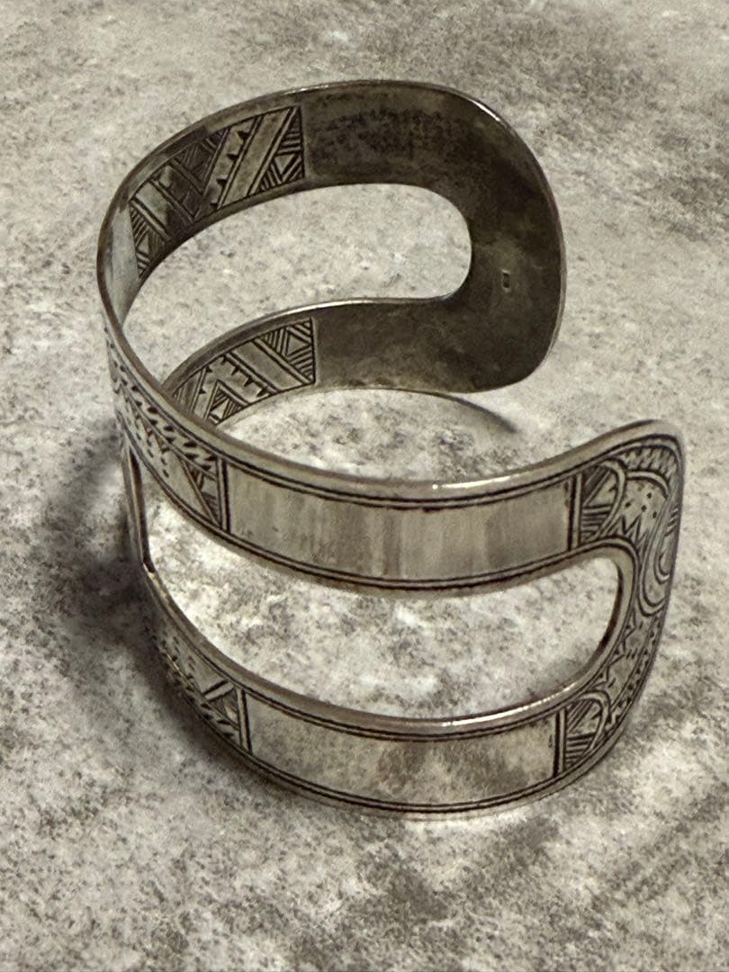 トゥアレグ族 刻印入り 両面彫りHシルバーバングル