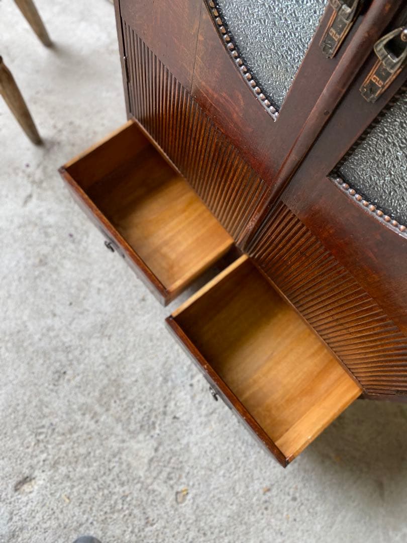 ビンテージ  ラウンドガラスのキャビネット ※ 送料込みに変更します