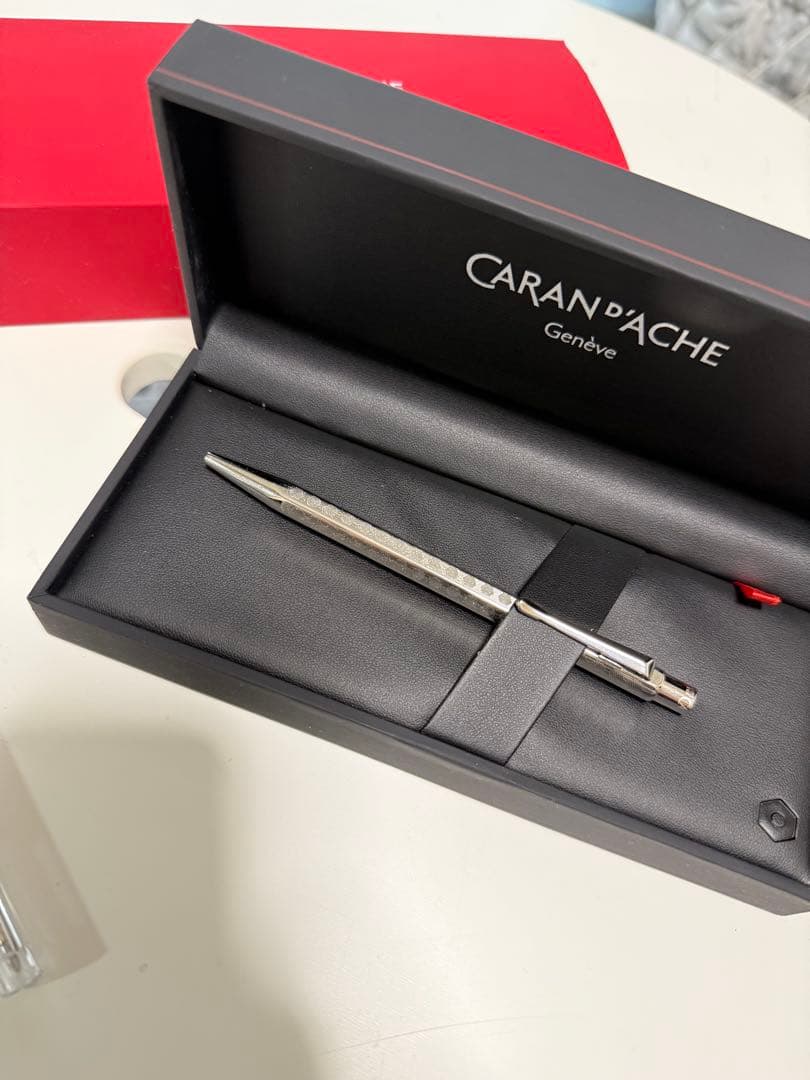 CARAN d'ACHE ボールペン シルバー 替芯3本、箱付き