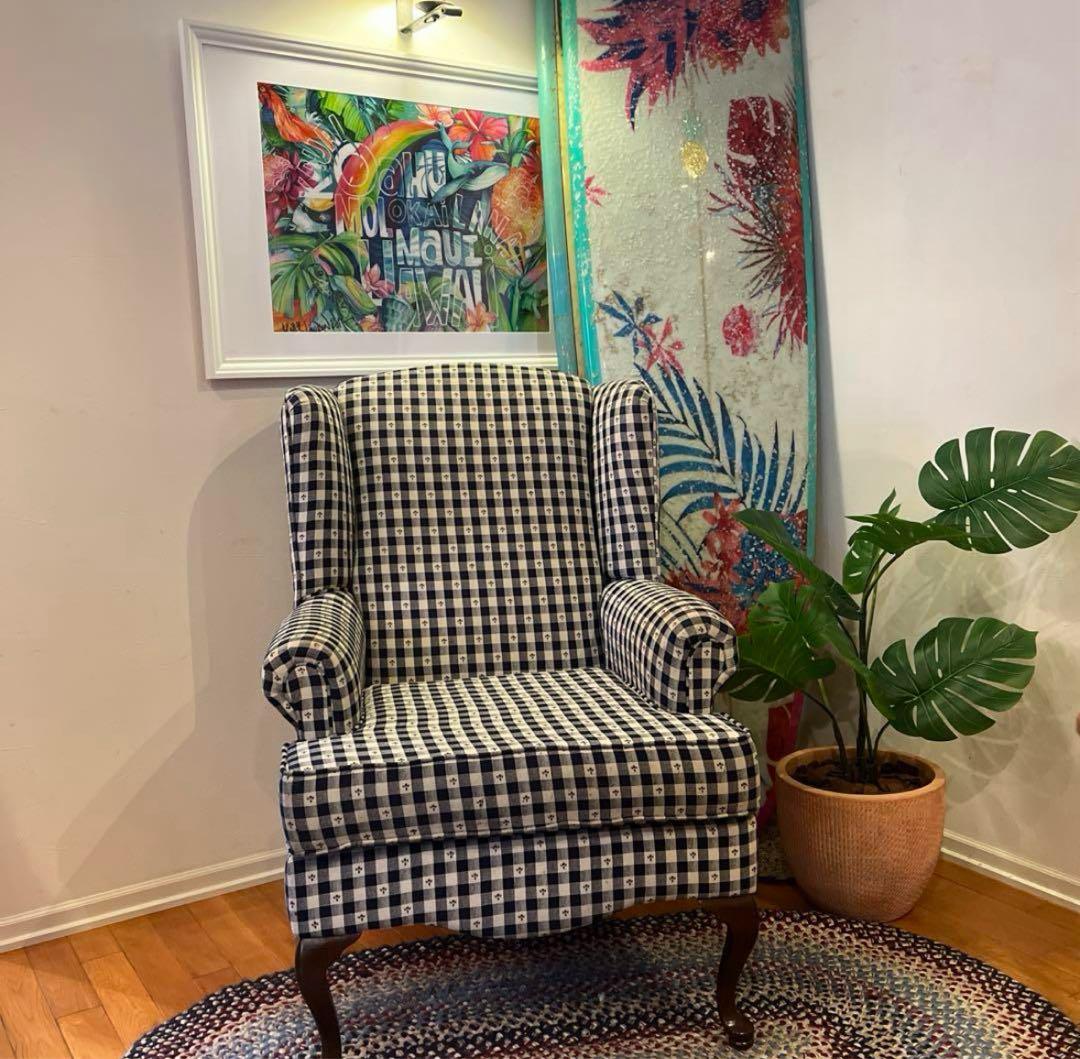 黒と白のチェック柄アームチェア