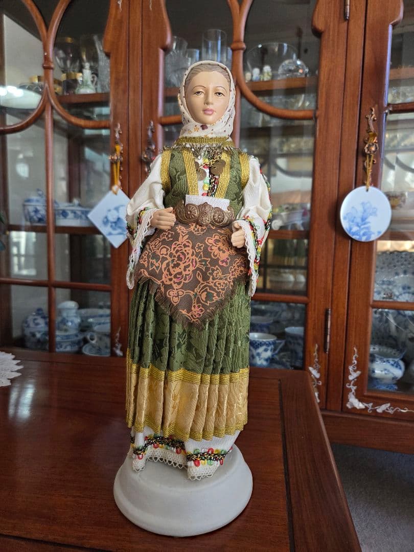 ギリシャ民族衣装の陶器製人形