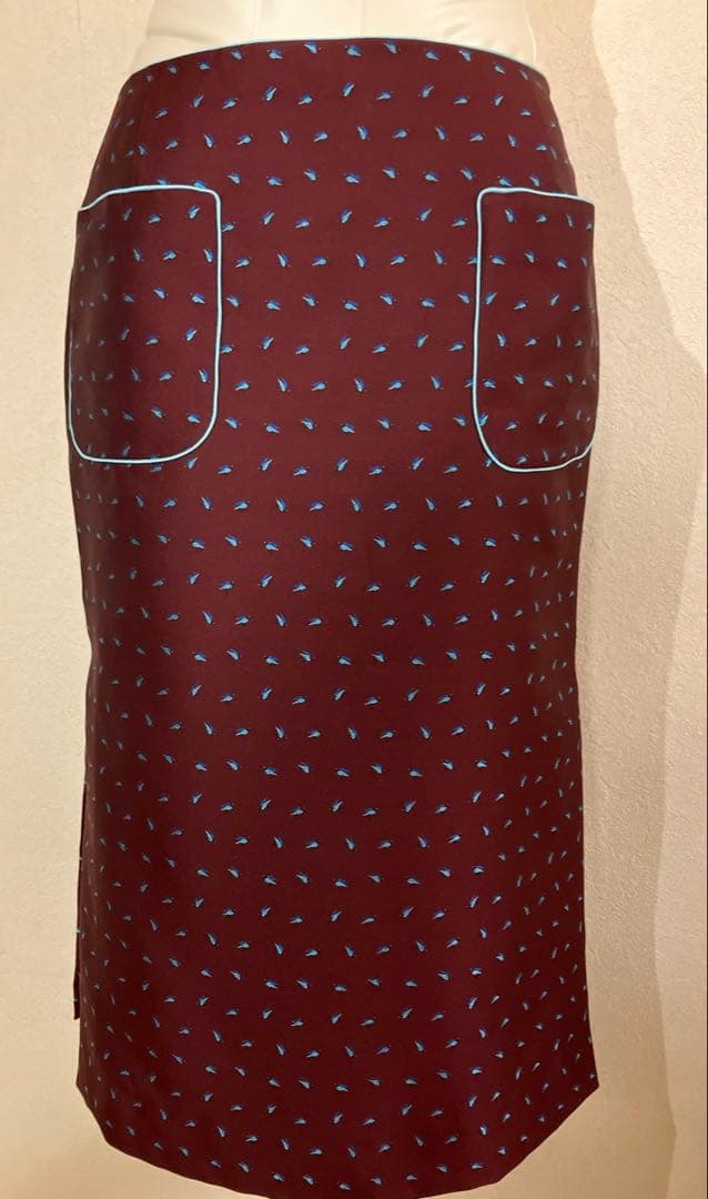 新品タグ付き　ワイン色にツバメ柄　スリットタイトスカート