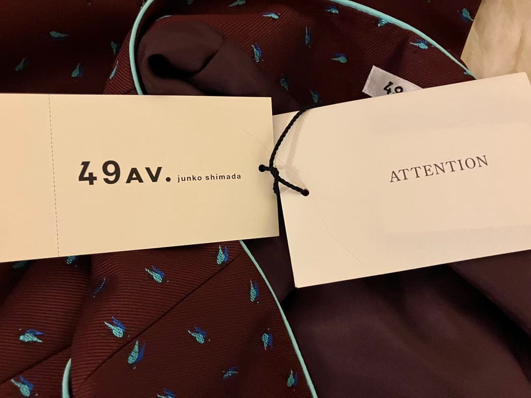 新品タグ付き　ワイン色にツバメ柄　スリットタイトスカート