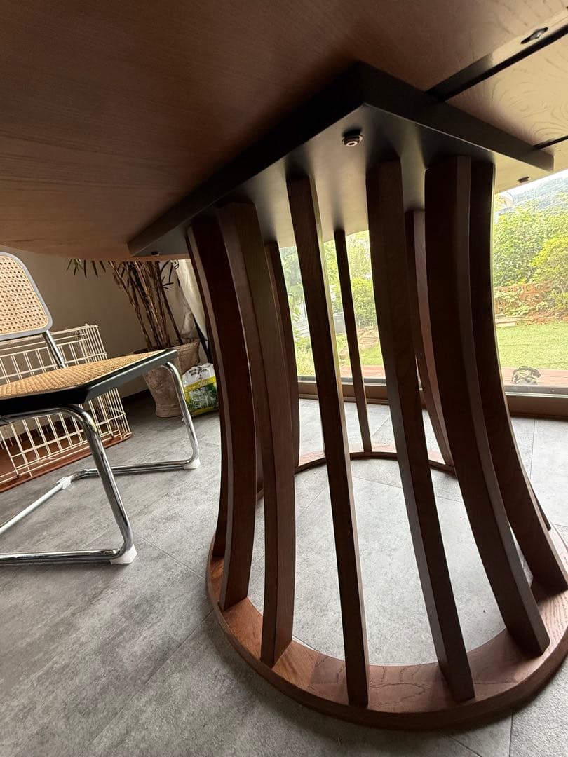 円形木製ダイニングテーブル ブラウン