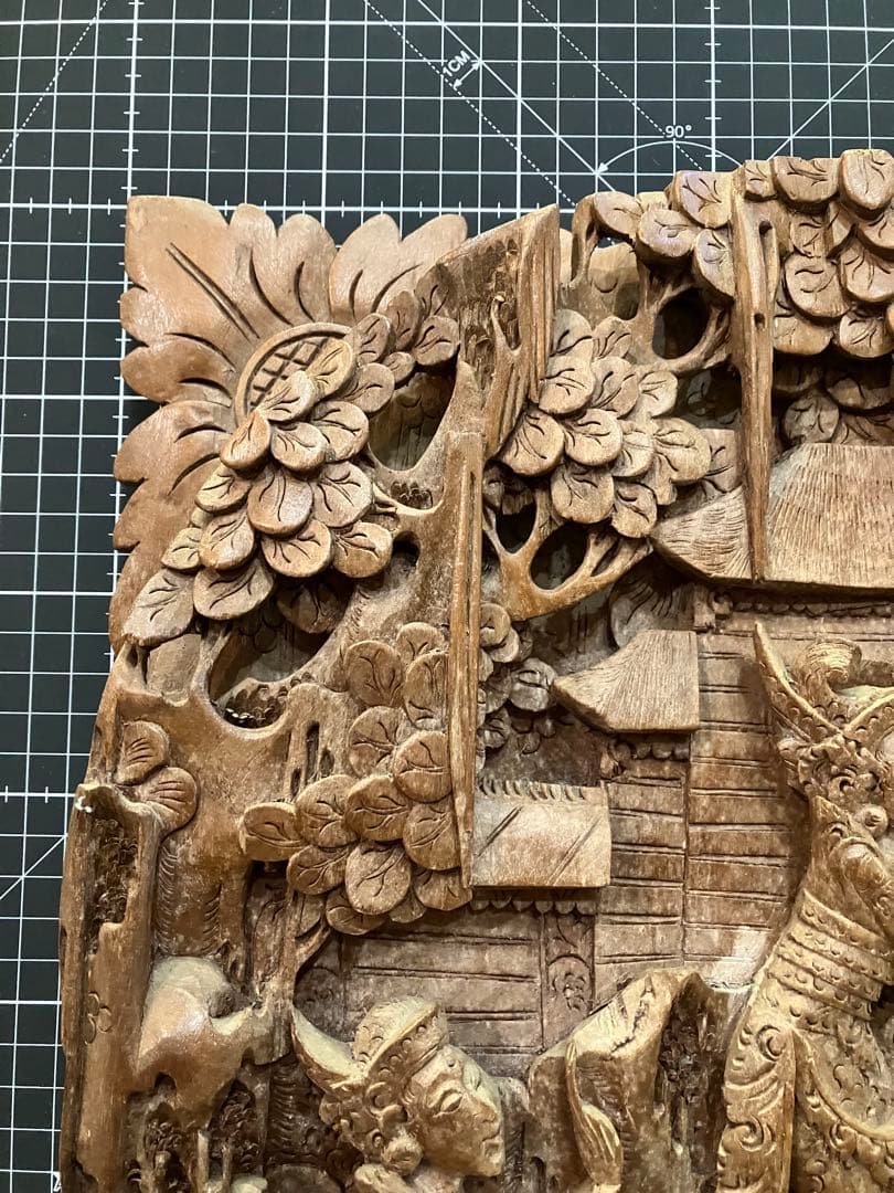 バリ風木製彫刻レリーフ　約横33cm x 縦34cm