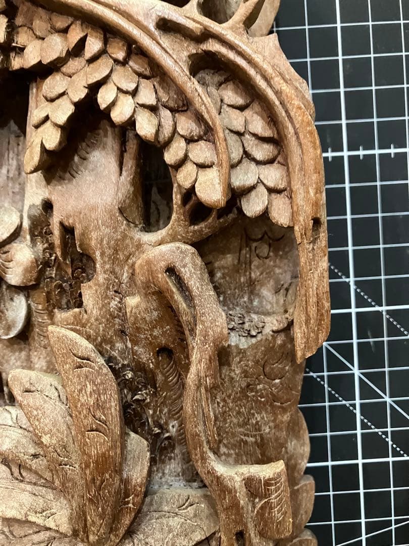バリ風木製彫刻レリーフ　約横33cm x 縦34cm