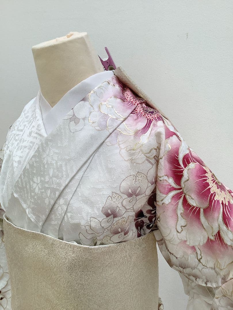 中村里砂　振袖のみ　白