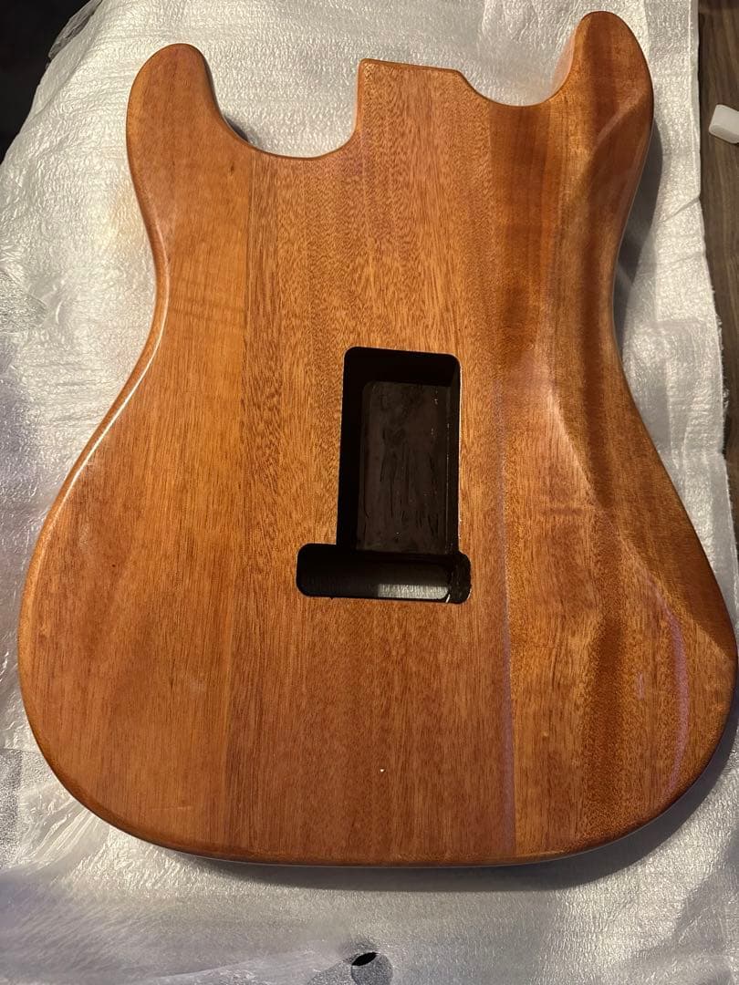 ストラトキャスター　タイプ　バール　マホガニーボディ
