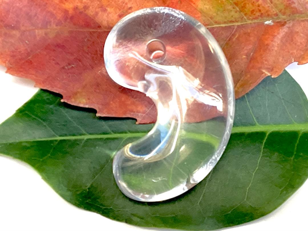 ✳国産天然石*最強パワー‼️100.000円以上の勾玉　黒平鉱山水晶　抜群の透過