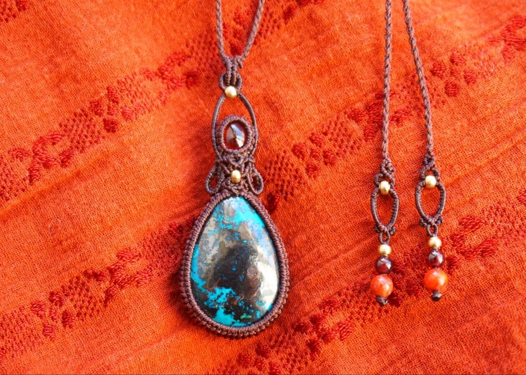 アズライトクリソコラinパイライト　ヘソナイトガーネット　マクラメ　ネックレス