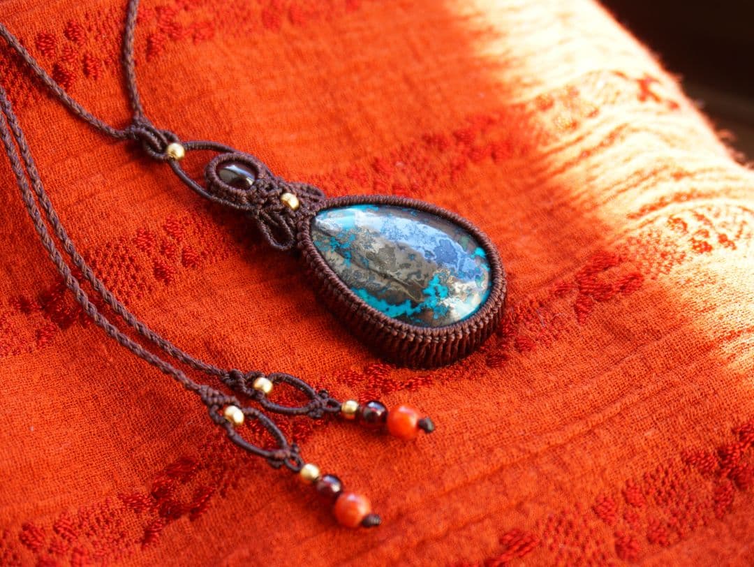 アズライトクリソコラinパイライト　ヘソナイトガーネット　マクラメ　ネックレス