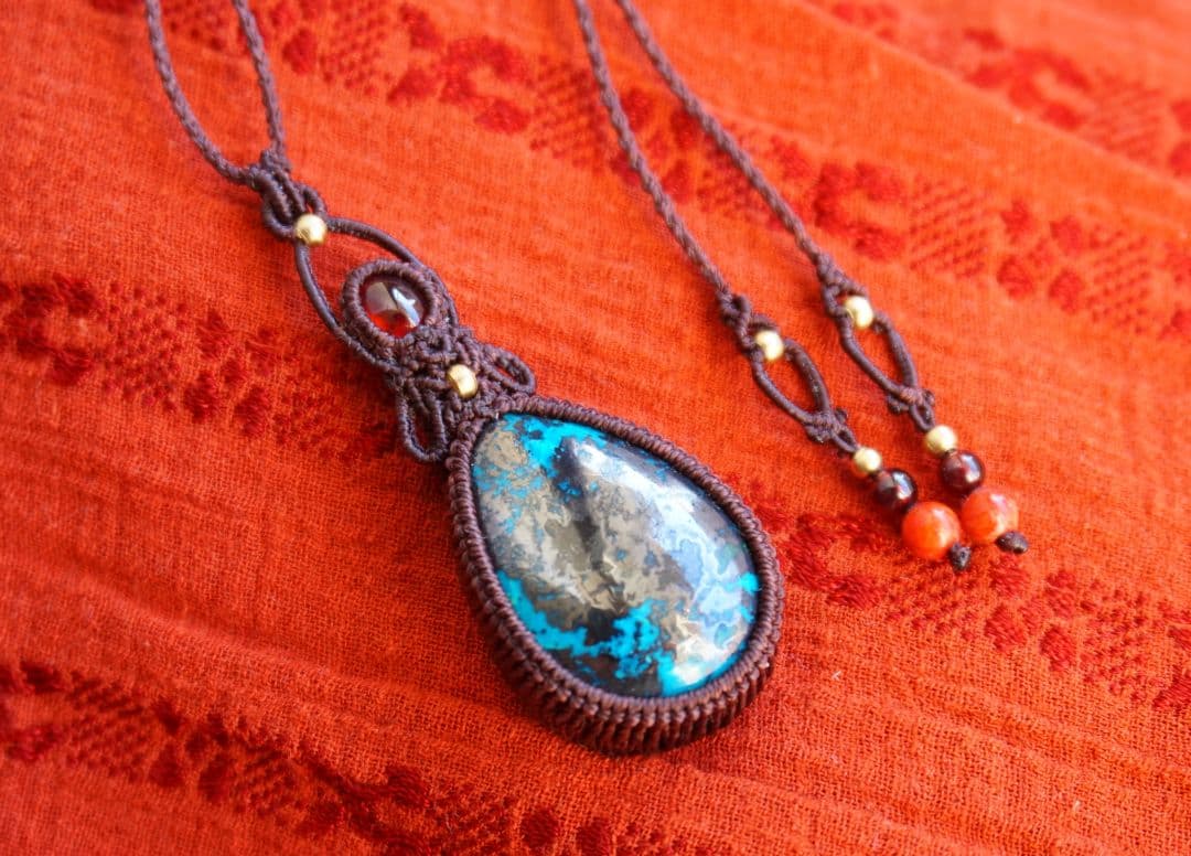 アズライトクリソコラinパイライト　ヘソナイトガーネット　マクラメ　ネックレス