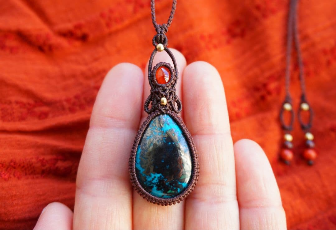 アズライトクリソコラinパイライト　ヘソナイトガーネット　マクラメ　ネックレス