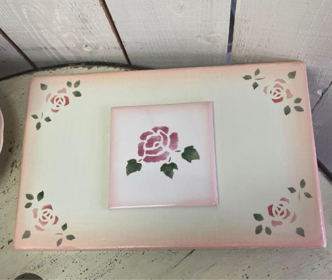 ななさん専用マニーローズキッチンセンターラック、ほうき、タイルのプレート3点