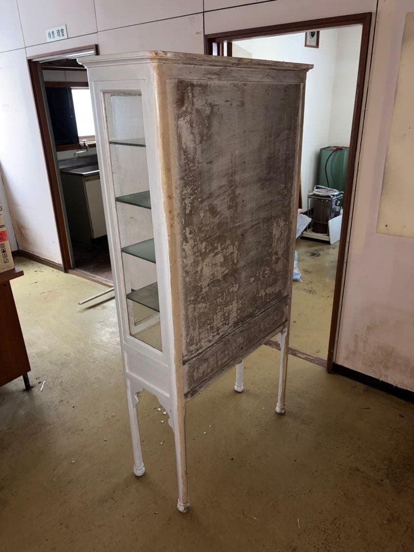 ヴィンテージ風ホワイトキャビネット