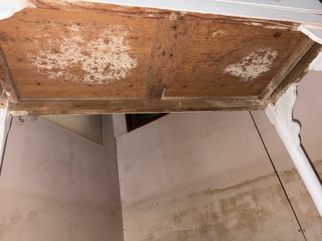 ヴィンテージ風ホワイトキャビネット