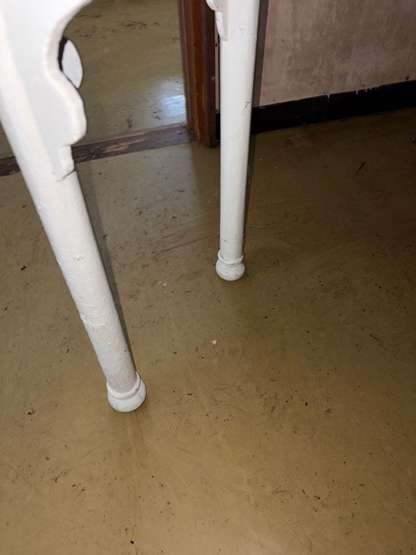 ヴィンテージ風ホワイトキャビネット