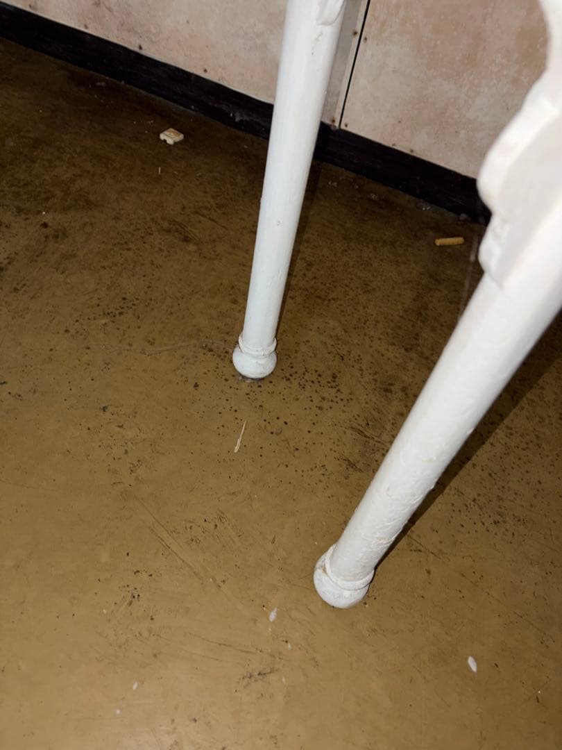 ヴィンテージ風ホワイトキャビネット