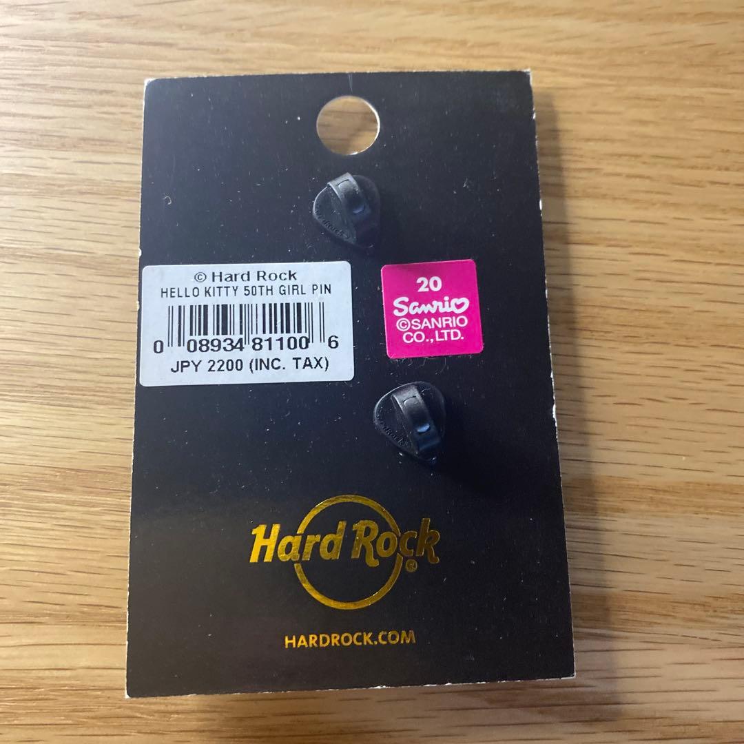 【未使用】ハードロックカフェ　バッチ　HELLO KITTY 50TH PIN