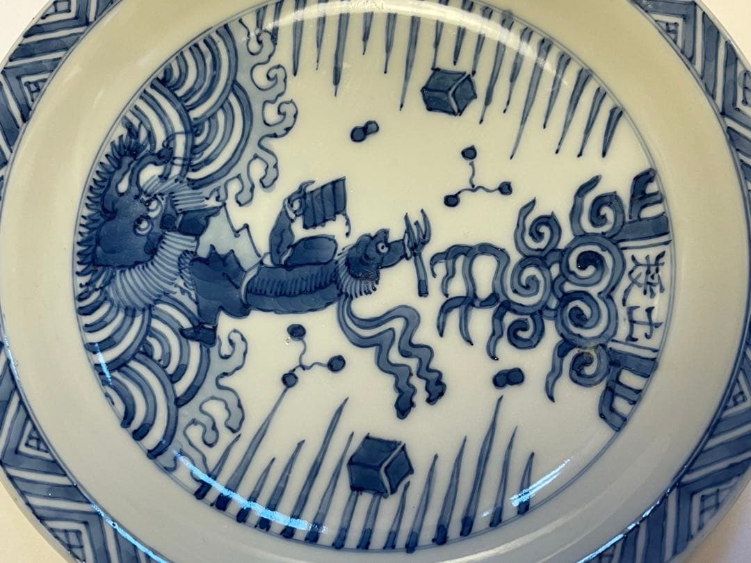 青白磁 龍絵皿 木箱入り陶器の皿。