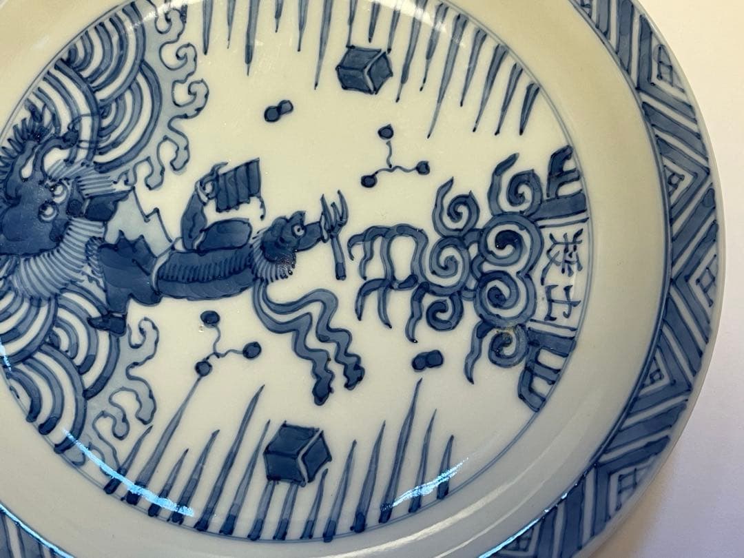 青白磁 龍絵皿 木箱入り陶器の皿。