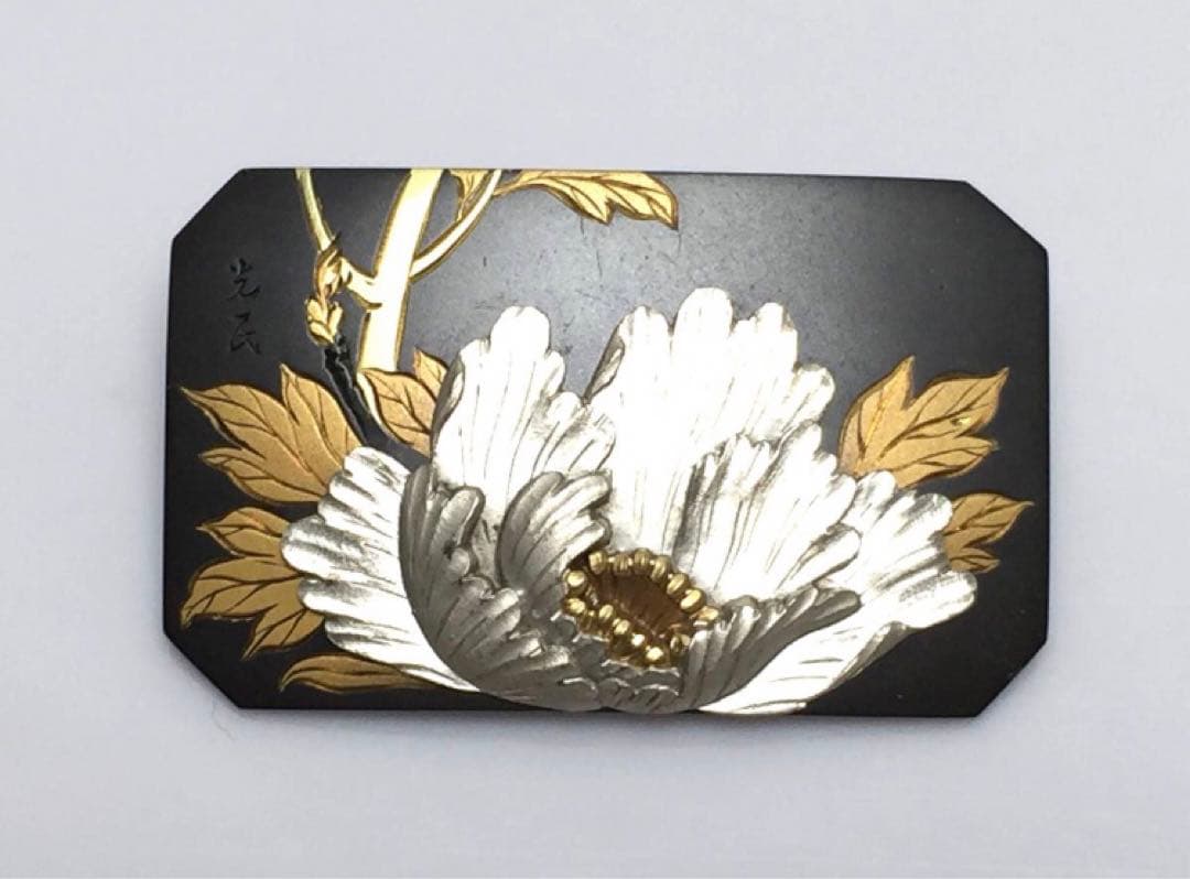 【古美道】光民 四分一地 金銀象嵌 帯留 牡丹 横6cm 金工彫金 アンティーク
