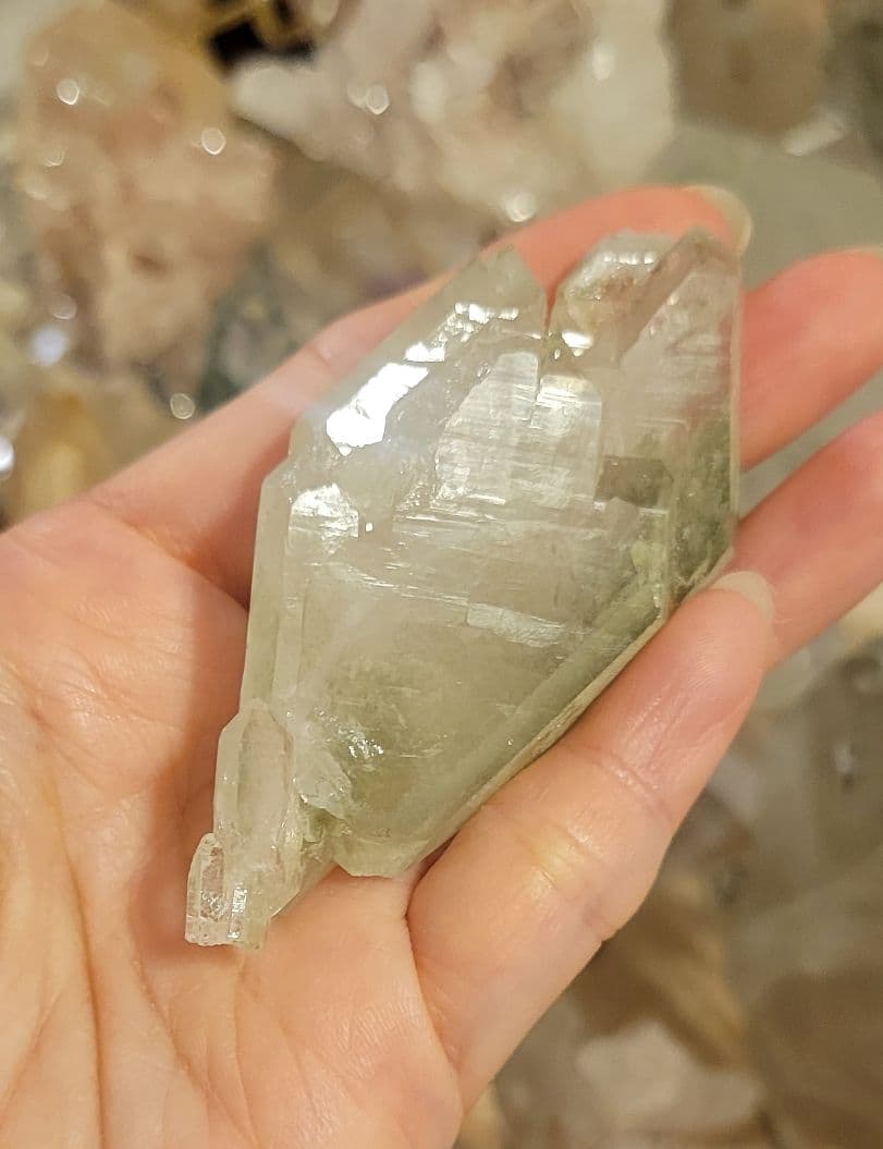 月末特価！神聖　ガネーシュヒマール産 ヒマラヤ水晶ポイント クローライト虹あり